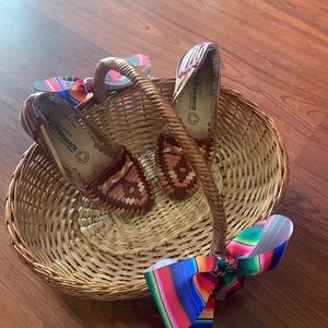 Mexican huarache does not include basket.               Size 7 USA   Size 24 mex